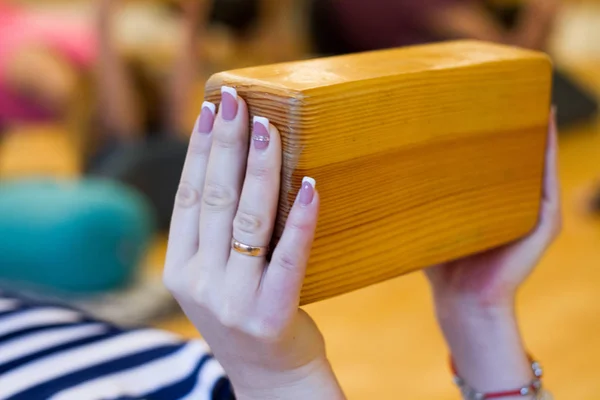Zbliżenie rąk na drewnianych bloków do wykonywania ćwiczeń jogi Asana — Zdjęcie stockowe