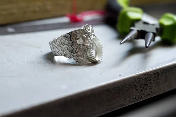 Het plan voor de lege ring voor de zilveren gevlochten ring — Stockfoto