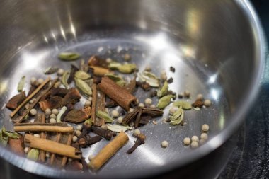 Bir yoga stüdyosunda Masa çayı yapmak için metal kaselerde baharat çeşitli Closeup