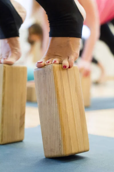 Penutupan kaki pada balok kayu untuk melakukan latihan yoga asana — Stok Foto
