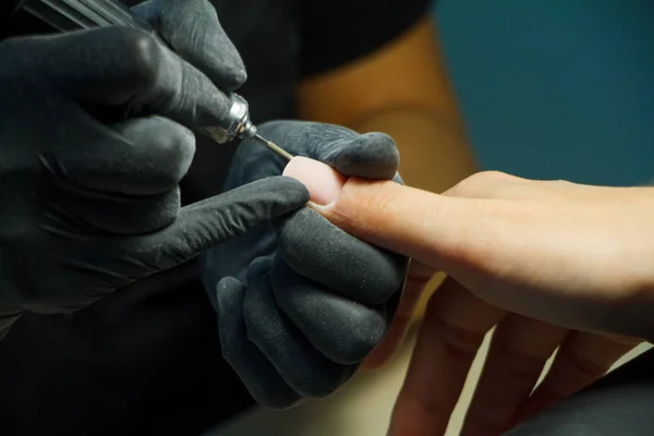 Maniküre-Verfahren aus nächster Nähe mit Nagellackiermaschine. Hardware-Maniküre im modernen Schönheitssalon. — Stockfoto