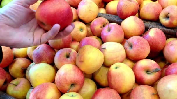 Ręka Mężczyzny Wybiera Jabłka Oknie Sklepu Owoce Warzywa Leżą Koszykach — Wideo stockowe