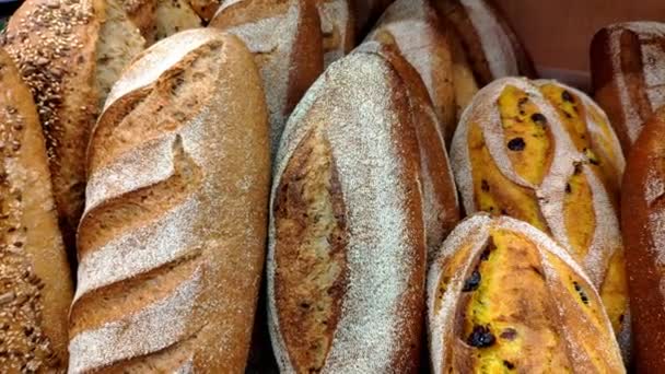 Roti Roti Dan Produk Roti Lainnya Berwarna Emas Rak Toko — Stok Video
