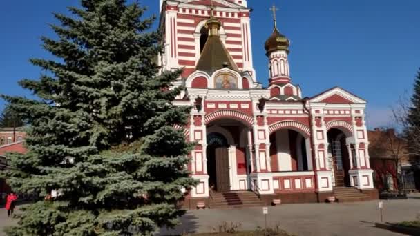 Widok Góry Wysoki Wypukły Kościół Chrześcijański Ruchu Słoneczny Dzień — Wideo stockowe