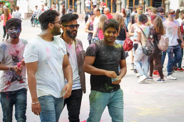 KHARKIV, UCRÂNIA - MAIO 19, 2018: as pessoas felizes celebram o festival de cores Holi . — Fotografia de Stock