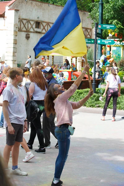 KHARKIV, UCRÂNIA - MAIO 19, 2018: as pessoas felizes celebram o festival de cores Holi . — Fotografia de Stock