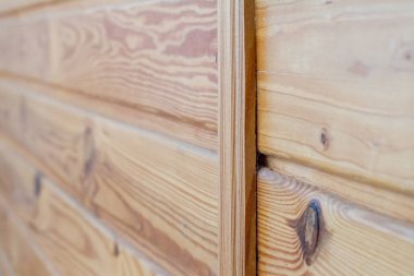 Bir çapraz çubuk, çevre dostu teması ile sabitlenmiş ahşap kurulların yakın çekim.