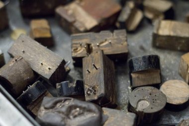 Mücevher üretme sürecinde işyeri kuyumcusu