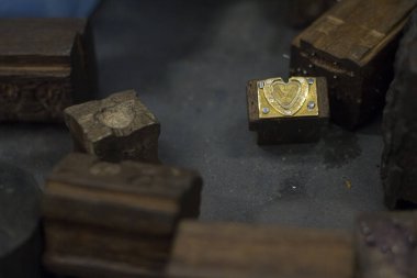 Mücevher üretme sürecinde işyeri kuyumcusu