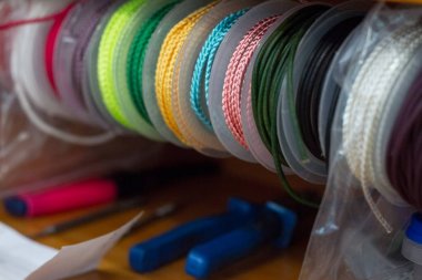 Buketleri tasarımı için renkli kurdeleler ile birçok makaraların yakın çekim