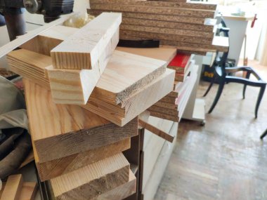 Mobilya atölyesinde marangoz el sanatından kalan kesme ahşap parçaları, geri dönüşüme hazır