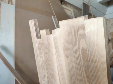 Mobilya atölyesinde marangoz el sanatından kalan kesme ahşap parçaları, geri dönüşüme hazır