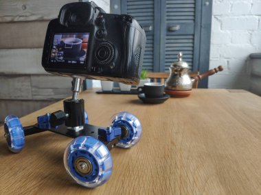 Bir fotoğrafçı bir ticari kahve bileşimi ile alır.