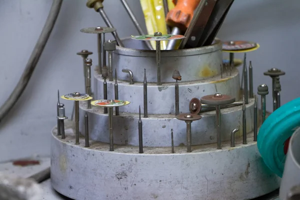 Joyero del lugar de trabajo en el proceso de creación de joyas — Foto de Stock