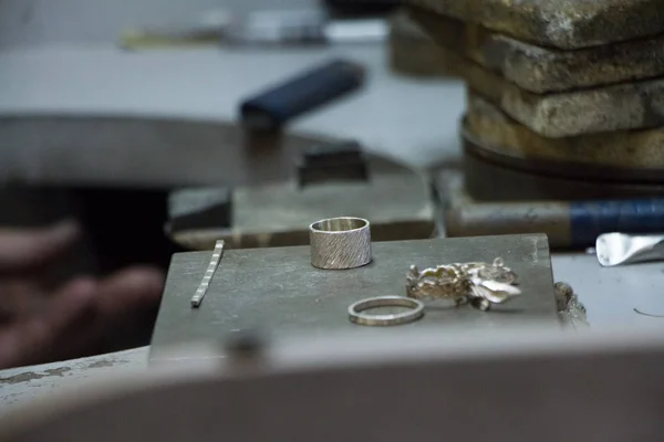 Zbliżenie pustych do ręcznego wytwarzania pierścieni srebra i kolczyki przez mistrza jubilera — Zdjęcie stockowe