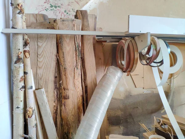 Pilares de madera y tablas gruesas en el taller de muebles están listos para trabajar carpintero — Foto de Stock