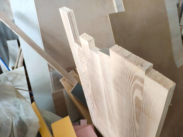 Pedaços de madeira cortados restantes de artesanato de carpinteiro na oficina de móveis, prontos para reciclar — Fotografia de Stock