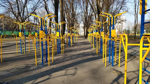 Equipo de ejercicio amarillo-azul ubicado en la calle para deportes, fitness, concepto de entrenamiento en la calle —  Fotos de Stock
