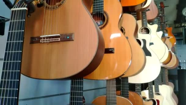 Müzik Ekipmanları Mağazasında Akustik Elektrik Gitar Boyunca Yakın Çekim Kamera — Stok video