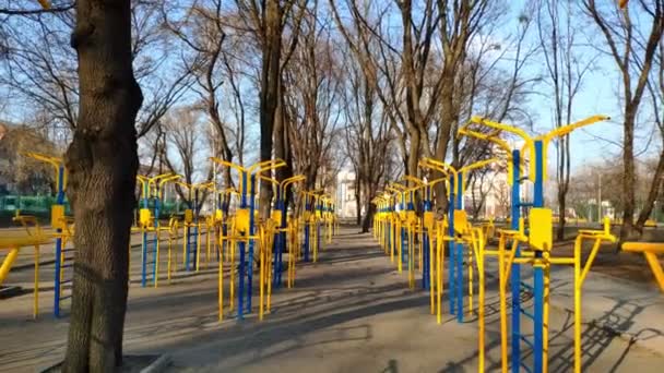 Die Kamera Gleitet Entlang Der Sportgeräte Auf Der Straße Das — Stockvideo