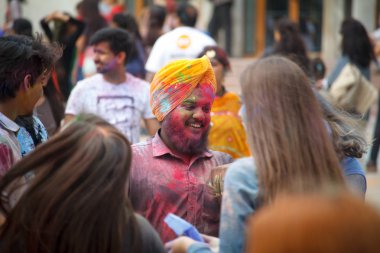 Kharkiv, Ukrayna - 19 Mayıs 2018: Mutlu insanlar Holi renk festivalini kutluyor.