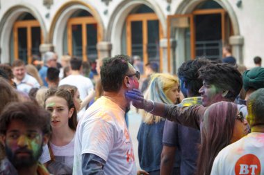 Kharkiv, Ukrayna - 19 Mayıs 2018: Mutlu insanlar Holi renk festivalini kutluyor.