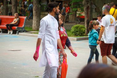 Kharkiv, Ukrayna - 19 Mayıs 2018: Mutlu insanlar Holi renk festivalini kutluyor.