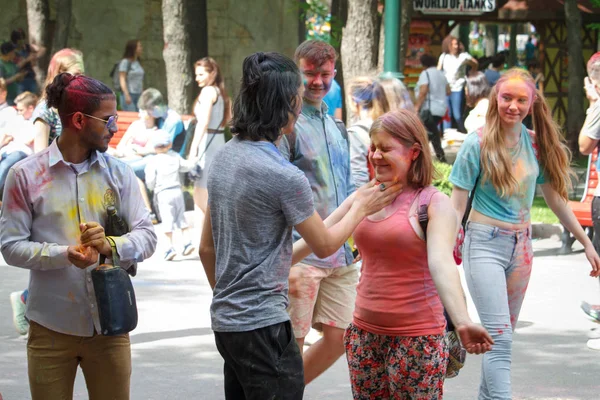 KHARKIV, UCRÂNIA - MAIO 19, 2018: as pessoas felizes celebram o festival de cores Holi . — Fotografia de Stock