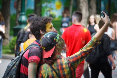 Kharkiv, Ukrayna - 19 Mayıs 2018: Mutlu insanlar Holi renk festivalini kutluyor.