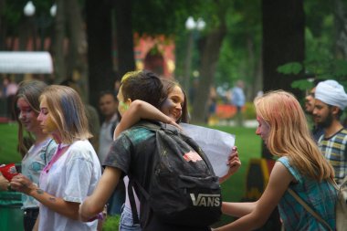Kharkiv, Ukrayna - 19 Mayıs 2018: Mutlu insanlar Holi renk festivalini kutluyor.