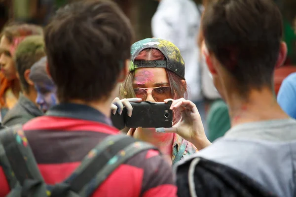 Kharkiv, Ukrayna - 19 Mayıs 2018: Mutlu insanlar Holi renk festivalini kutluyor. — Stok fotoğraf