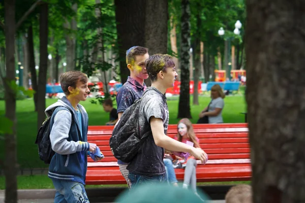 KHARKIV, UCRÂNIA - MAIO 19, 2018: as pessoas felizes celebram o festival de cores Holi . — Fotografia de Stock