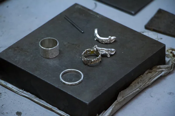 Primer plano del espacio en blanco para la producción manual de anillos y pendientes de plata por maestro joyero — Foto de Stock