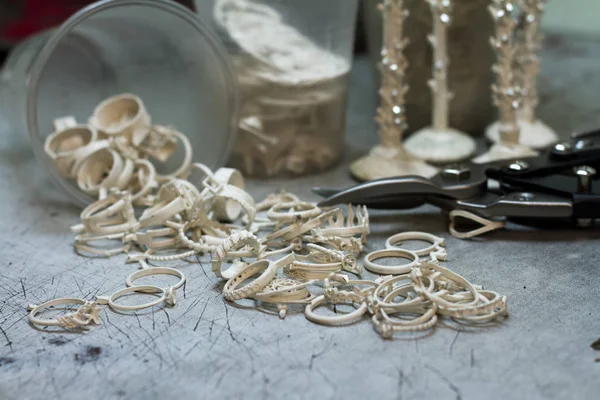Przygotowanie do wytapiania biżuterii srebrnej w warsztacie do ręcznej produkcji biżuterii — Zdjęcie stockowe