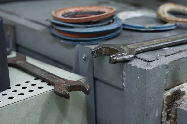 Fecho do dispositivo de fundição de talheres artesanais, fluxo de trabalho de um joalheiro — Fotografia de Stock