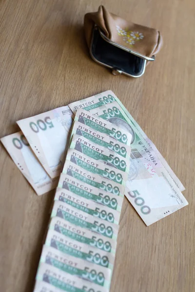 Стрілка з векселів української валюти показує напрям у невеликому гаманці — стокове фото