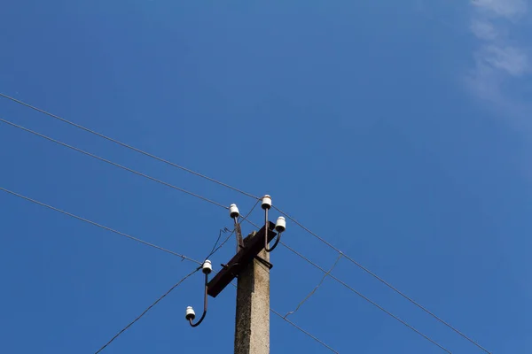 Pólo elétrico velho em um fundo de céu azul foco suave — Fotografia de Stock