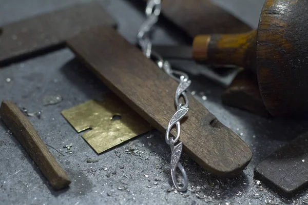 Werkplaats juwelier in het proces van het creëren van sieraden — Stockfoto