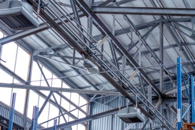 Bir depo veya atölyenin alttan çerçeve çatısına perspektif