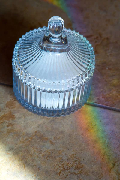 Урожай кристалічної цукрової чаші з цукром заломлює світло і випускає веселку — стокове фото