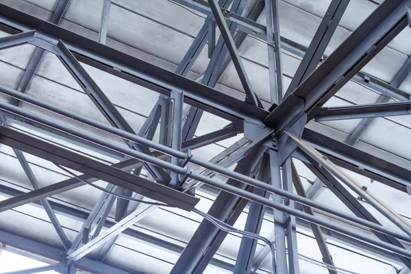 Perspective from the bottom to the frame roof of a warehouse or workshop — Stock Photo, Image