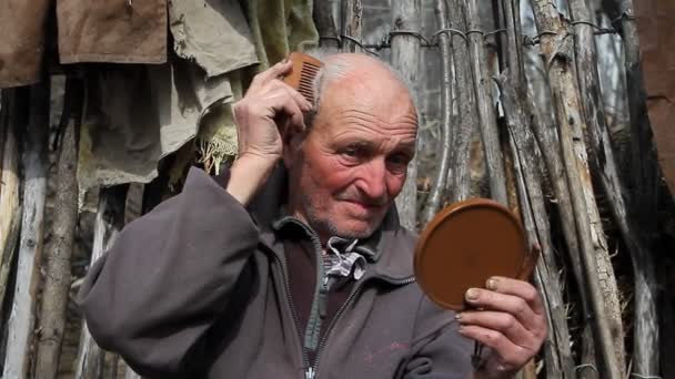 Oude Man Zit Een Stomp Een Boerderij Met Een Spiegel — Stockvideo
