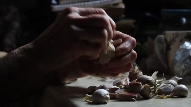 Mãos Uma Velha Doente Limpar Tocar Cabeças Alho Antes Cozinhar — Vídeo de Stock