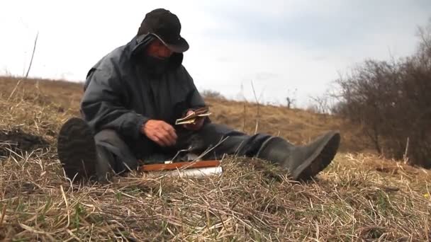 Dağınık Giysiler Içinde Yaşlı Bir Adam Soldu Doğanın Seçici Odak — Stok video