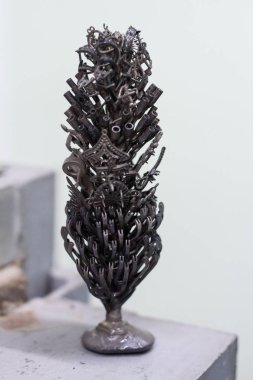 Bir kuyumcu iş akışı, el yapımı gümüş eritme için cihazın closeup