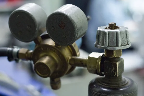 Primer plano de los sensores de presión en un cilindro de oxígeno con inscripciones en ruso — Foto de Stock