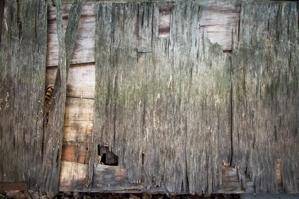 Fondo de madera agrietada pelada vieja, tableros viejos apilados — Foto de Stock