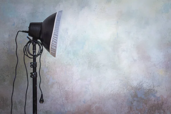 Professionele verlichtingsapparatuur in de fotostudio op de originele grijze achtergrond — Stockfoto