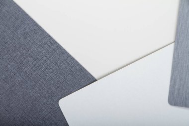 İki tonlu beyaz ve gri dokusal renkli arka plan, minimalist kavram veya arka plan