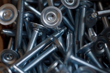 Cam raflar veya ahşap için takma. Mobilya, raflar farklı malzemeler, farklı renkler ve şekiller için bağlantı elemanları.